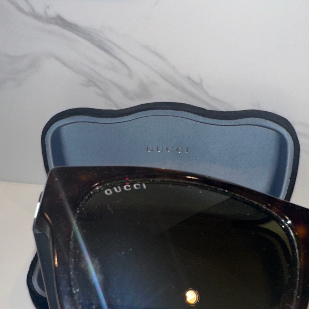 Gucci Dark Sunglasses with Elegant Case - Picture 4 of 8